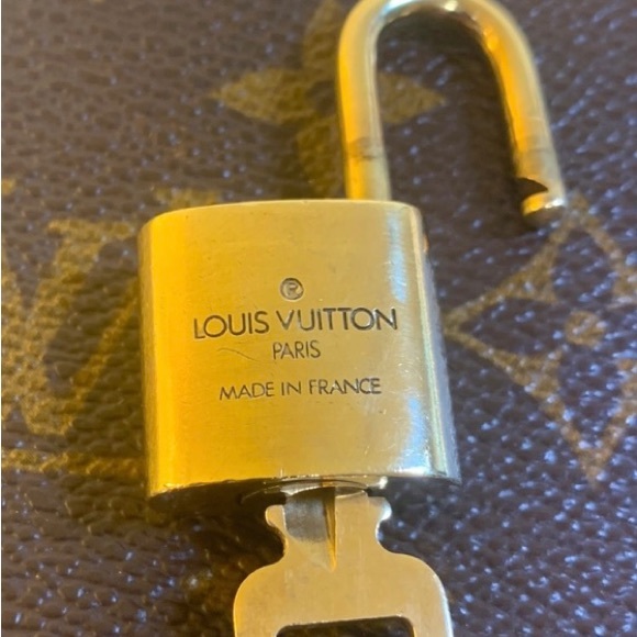 Louis Vuitton #307 lock 🔐 & Key - Picture 3 of 4